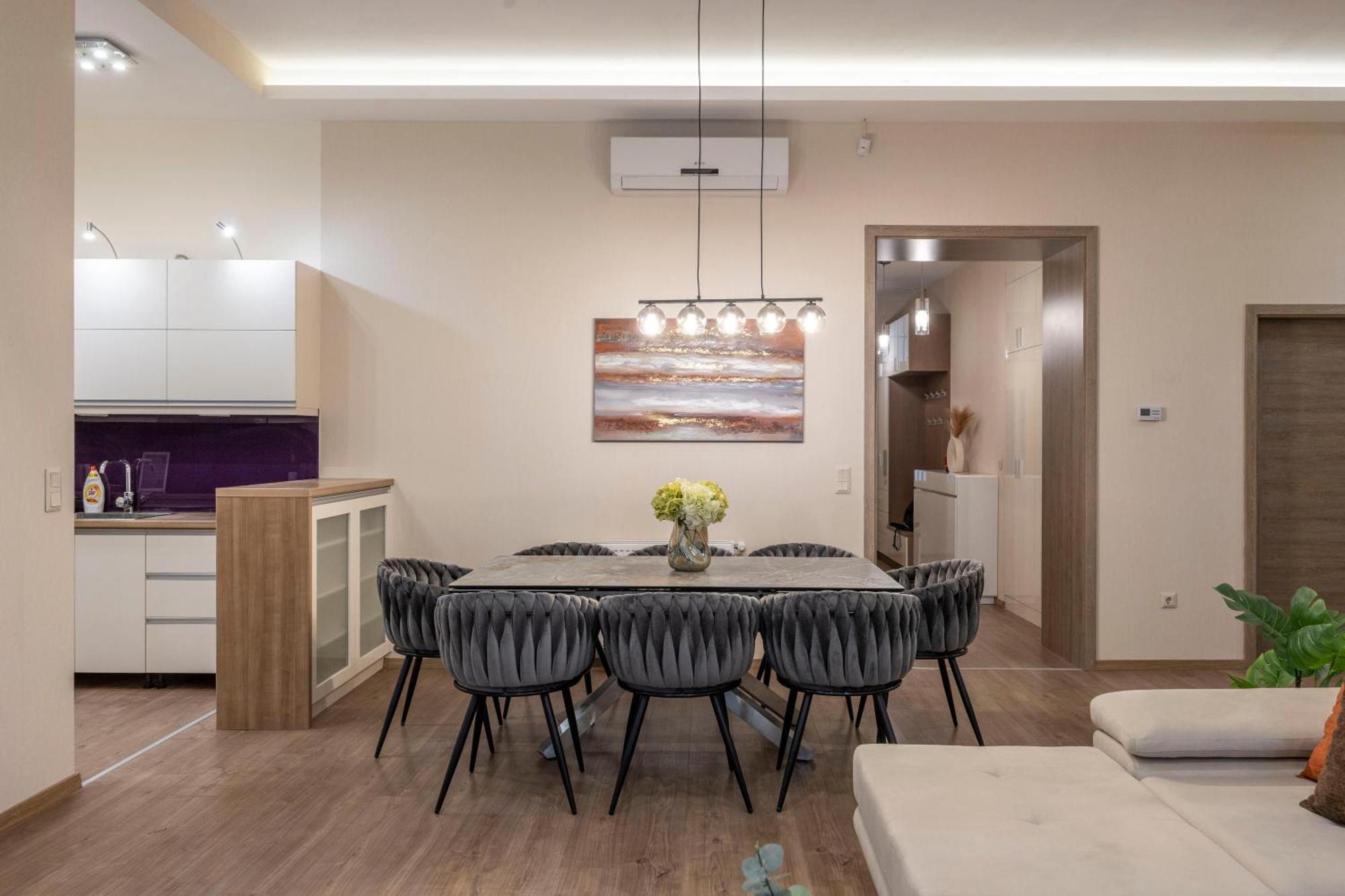 Apartment Exclusive N' Grand Center With 5 Bedrms