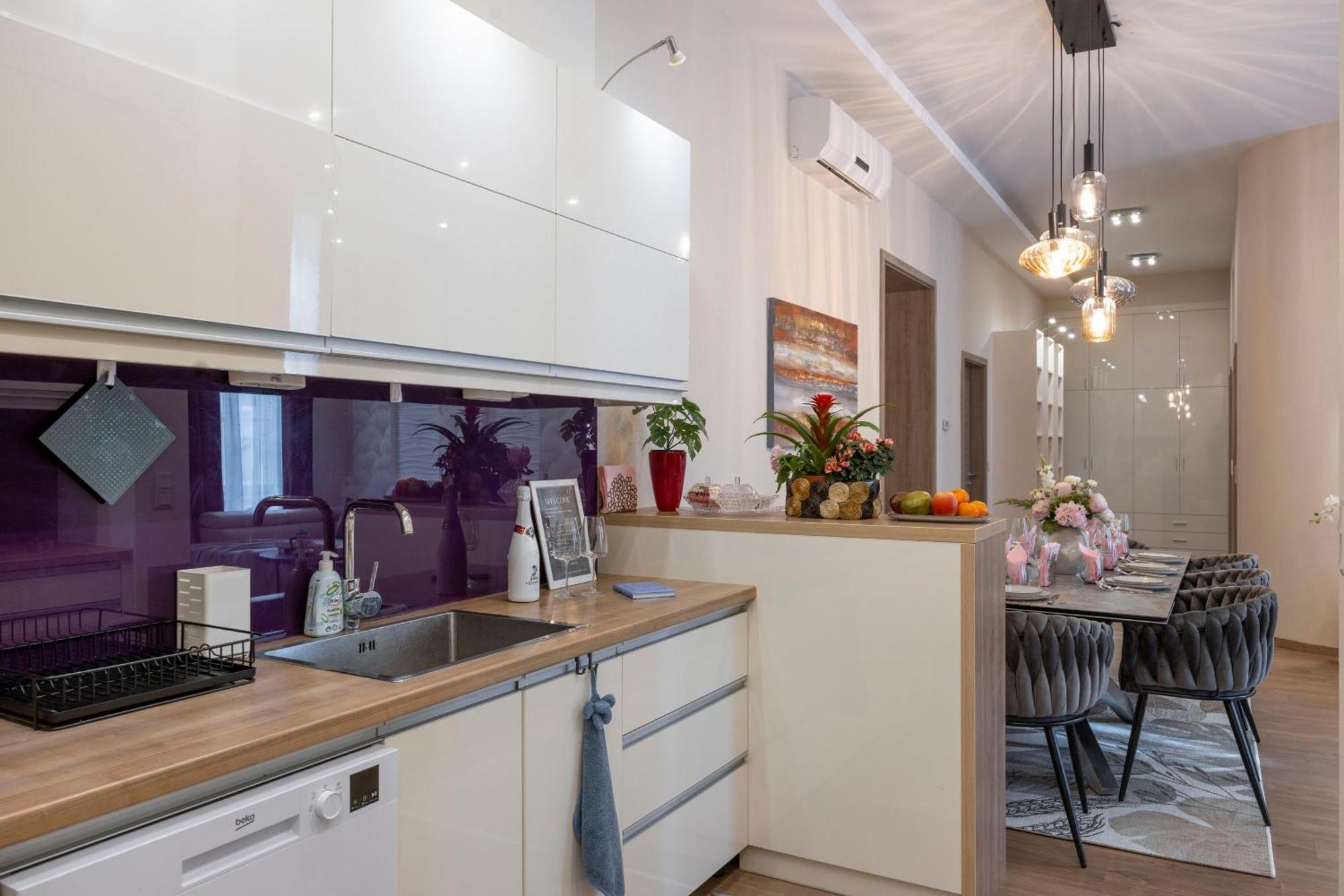 Exclusive N' Grand Center With 5 Bedrms Apartment