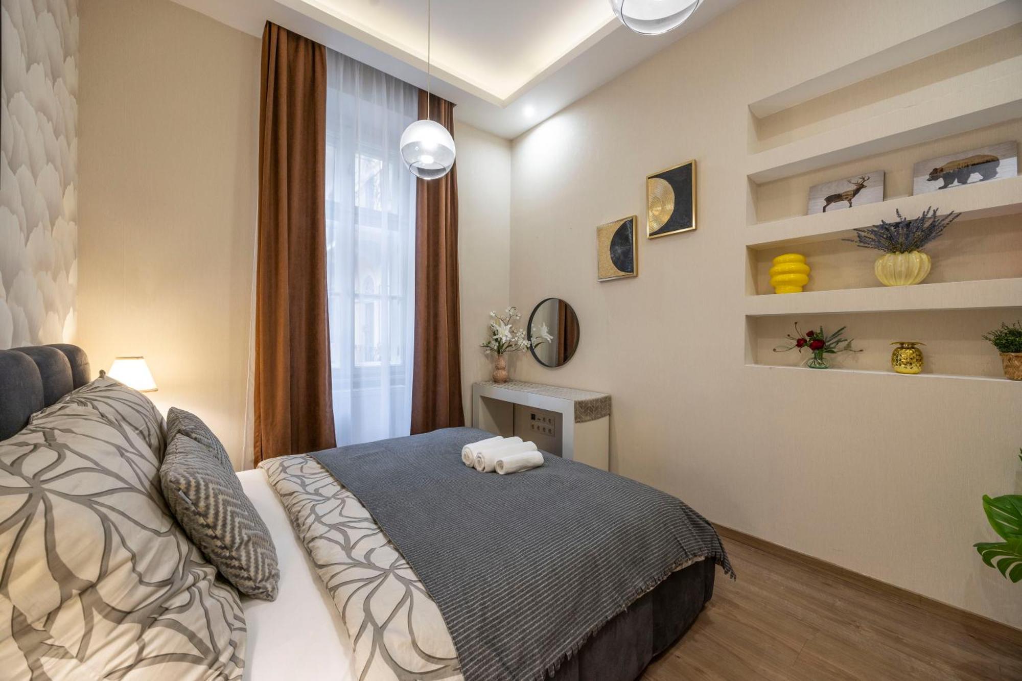 Exclusive N' Grand Center With 5 Bedrms Apartment